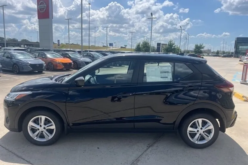 2025 Nissan Kicks Play S photo 1