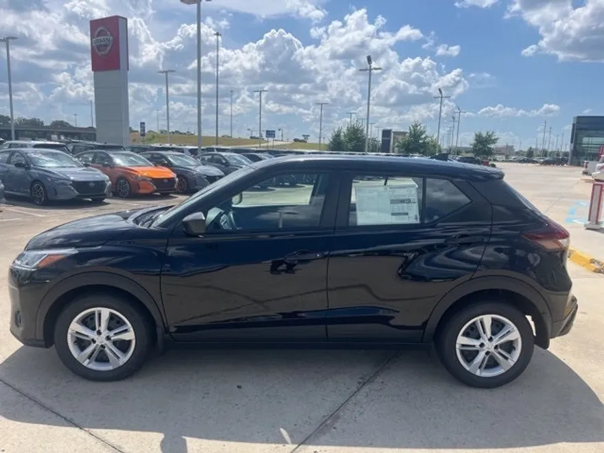 2025 Nissan Kicks Play S photo 1