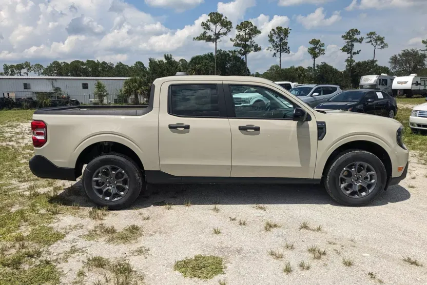 2025 Ford Maverick XLT photo 1
