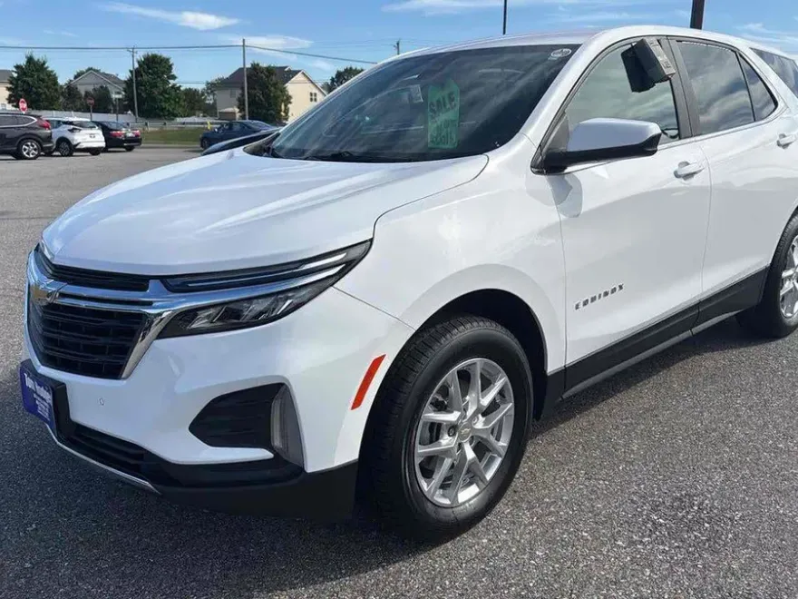 2022 Chevrolet Equinox LT photo 1