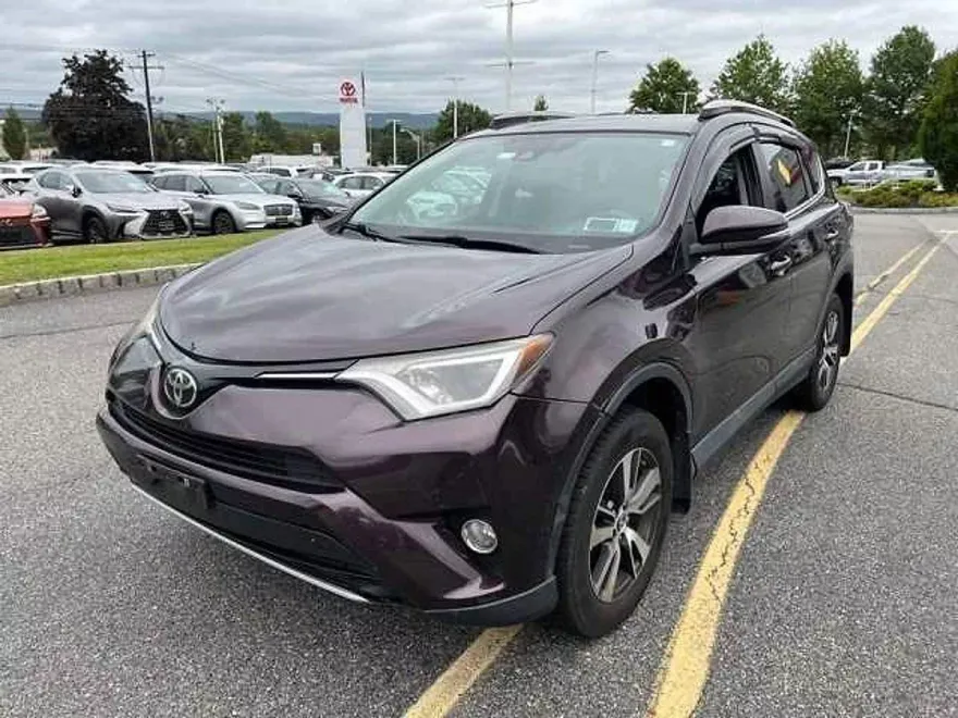 2017 Toyota RAV4 XLE photo 1