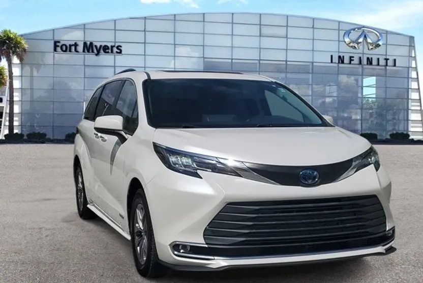 2021 Toyota Sienna XLE photo 1