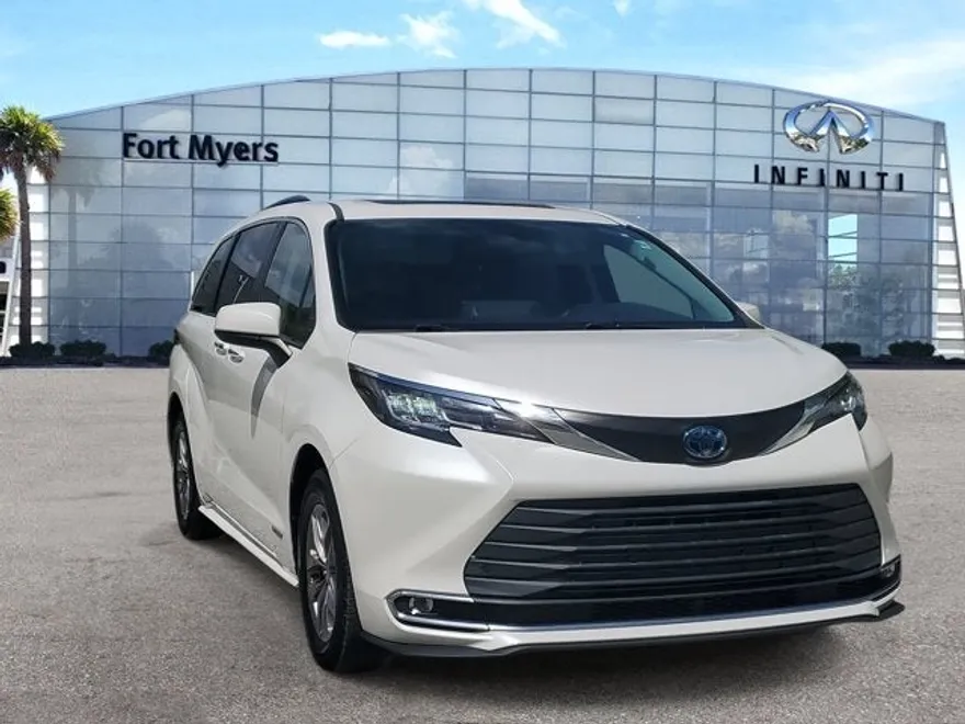 2021 Toyota Sienna XLE photo 1