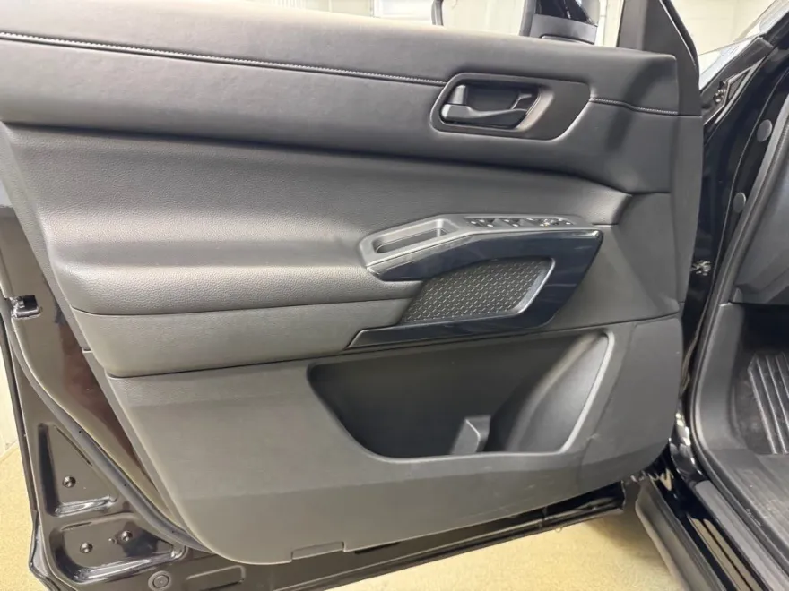2024 Nissan Pathfinder SV photo 1