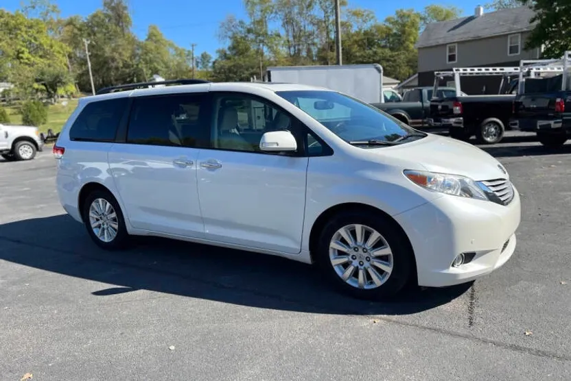 2013 Toyota Sienna Limited photo 1