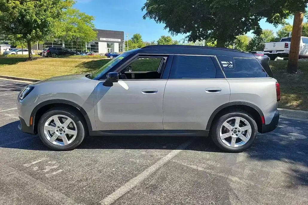2025 Mini Cooper Iconic S ALL4 photo 1