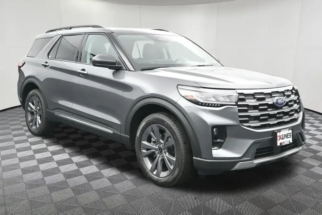 2025 Ford Explorer photo 1