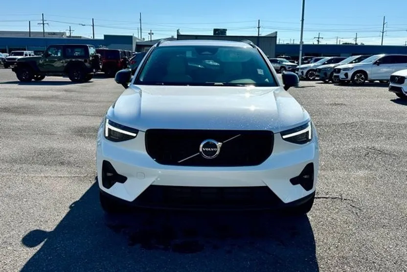 2025 Volvo XC40 Plus photo 1