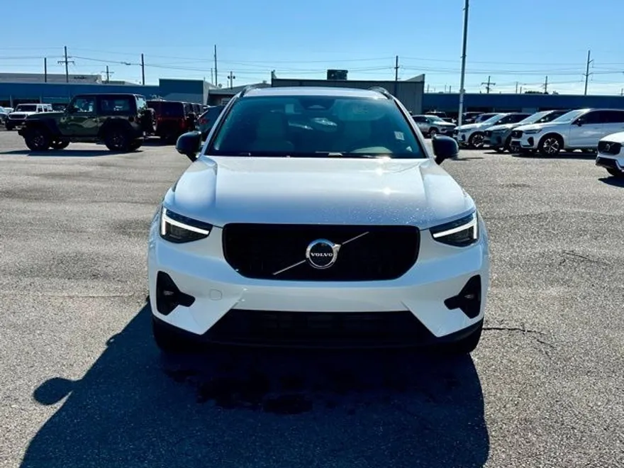 2025 Volvo XC40 Plus photo 1