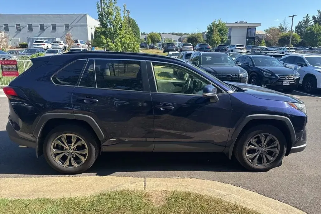 2022 Toyota RAV4 Hybrid XLE Premium photo 1