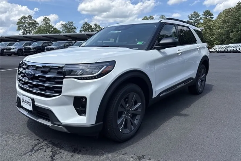 2025 Ford Explorer photo 1