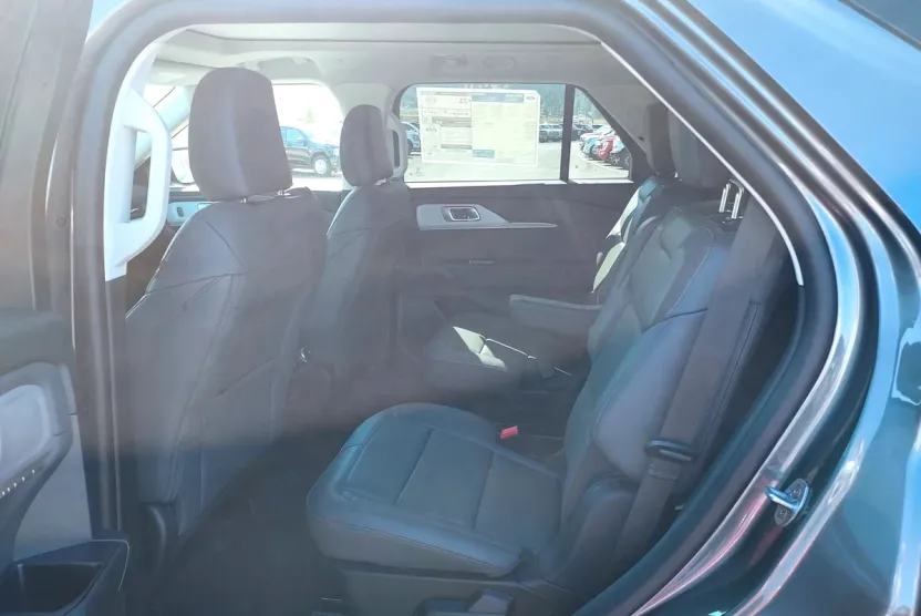 2025 Ford Explorer photo 1