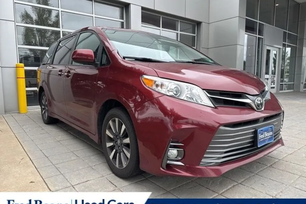 2019 Toyota Sienna XLE photo 1