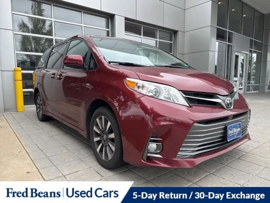 2019 Toyota Sienna XLE photo 1