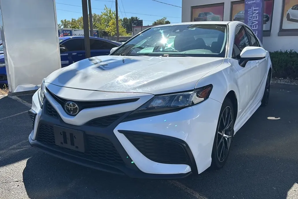 2021 Toyota Camry SE photo 1