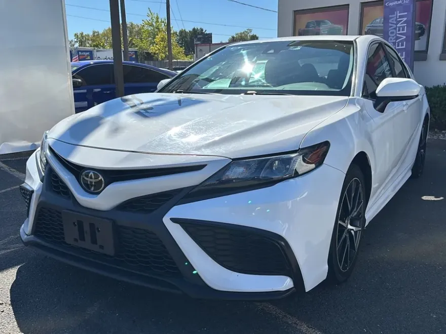 2021 Toyota Camry SE photo 1