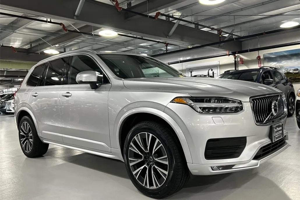 2022 Volvo XC90 T6 AWD Momentum photo 1
