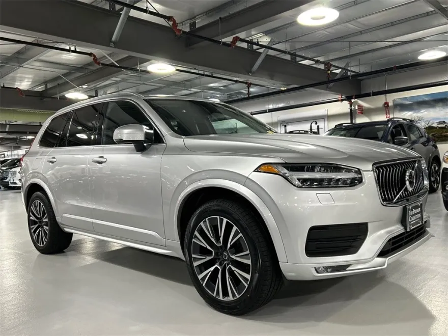 2022 Volvo XC90 T6 AWD Momentum photo 1
