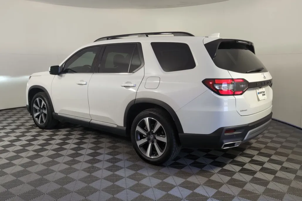 2025 Honda Pilot Touring photo 1