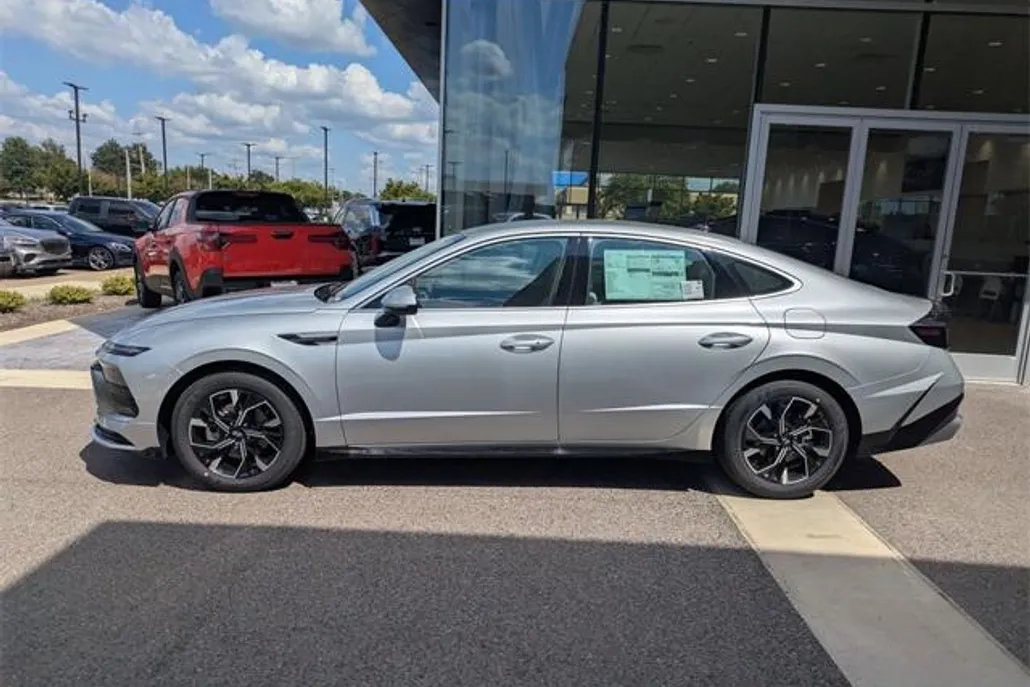 2025 Hyundai Sonata SEL photo 1