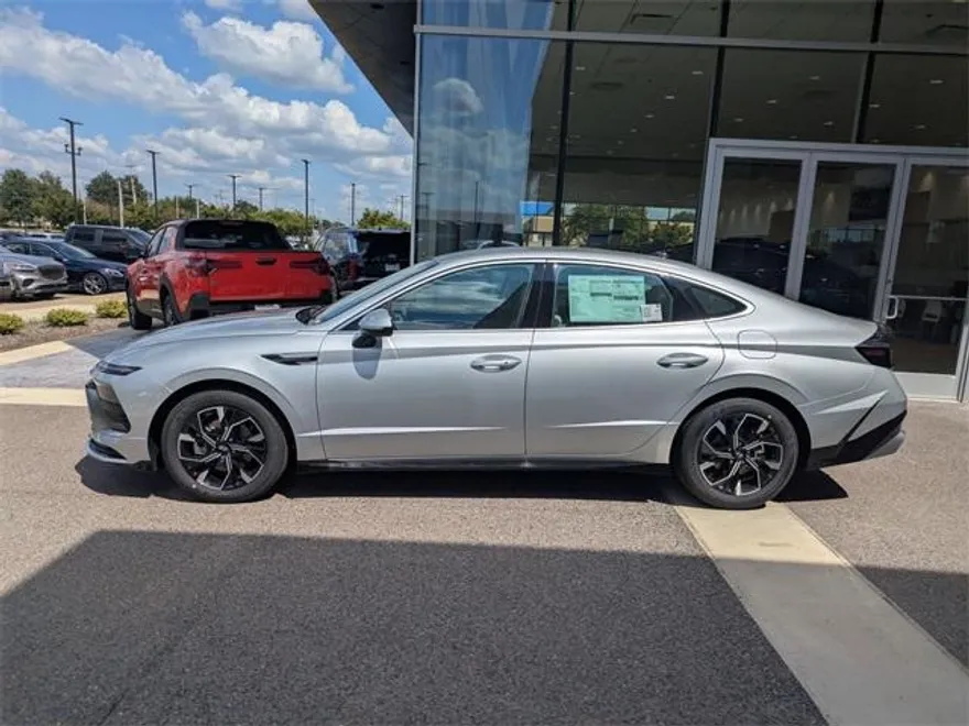 2025 Hyundai Sonata SEL photo 1