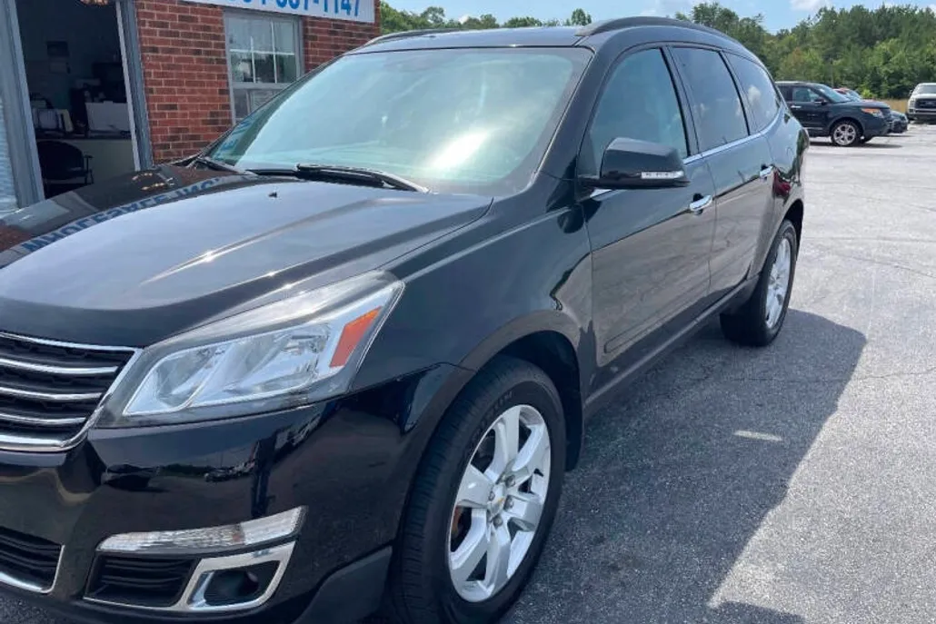 2017 Chevrolet Traverse 1LT photo 1