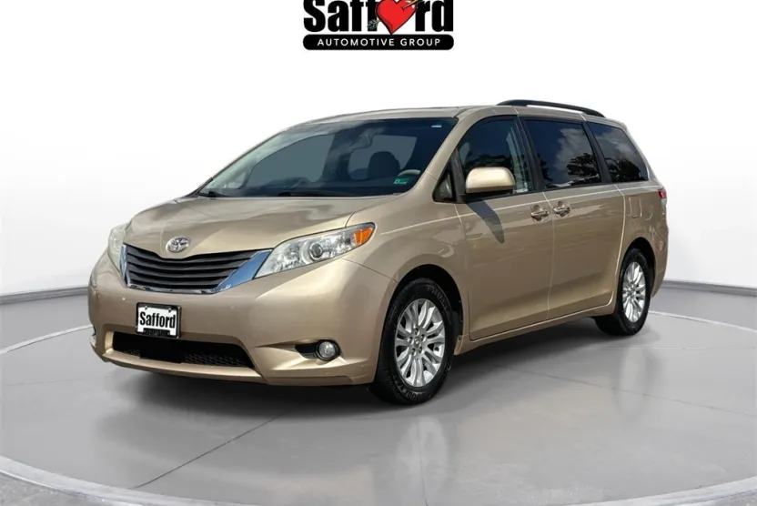 2014 Toyota Sienna XLE photo 1