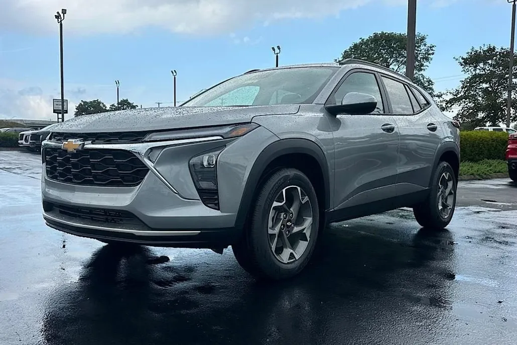 2025 Chevrolet Trax LT photo 1