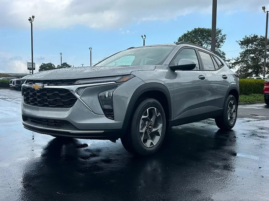 2025 Chevrolet Trax LT photo 1