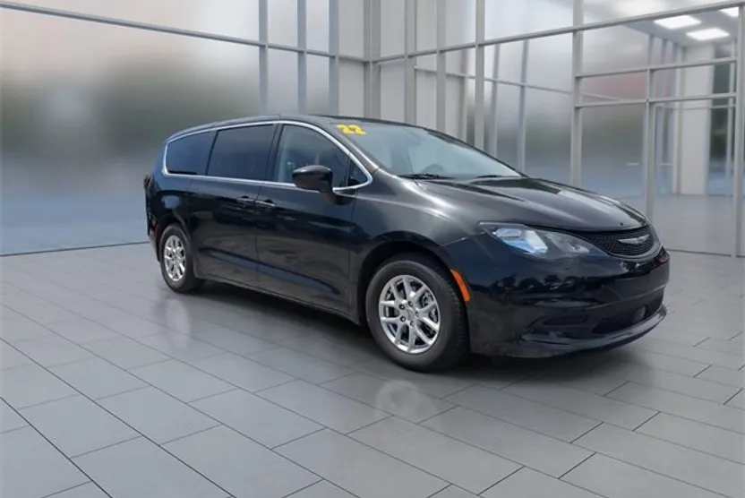 2022 Chrysler Voyager LX photo 1