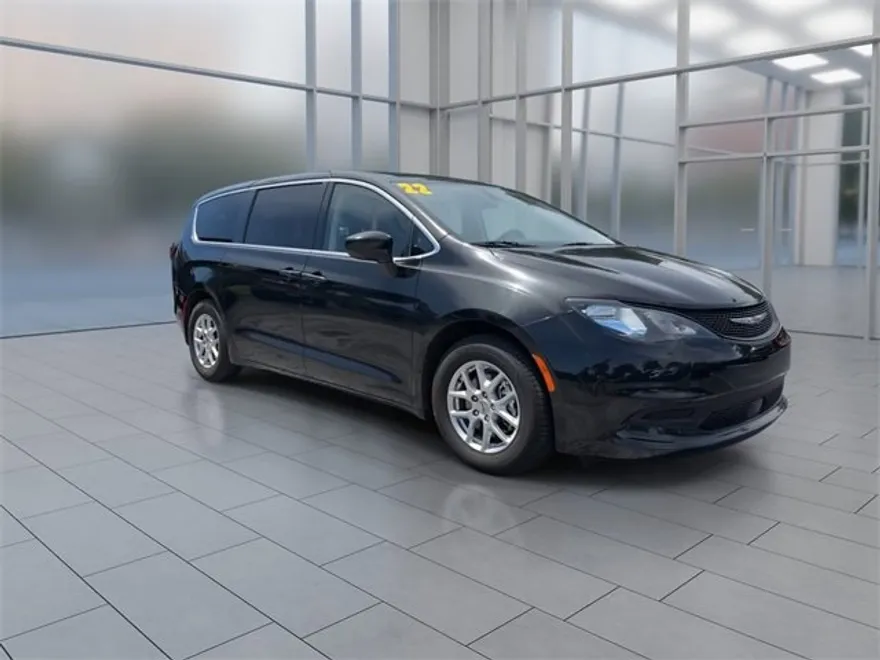 2022 Chrysler Voyager LX photo 1