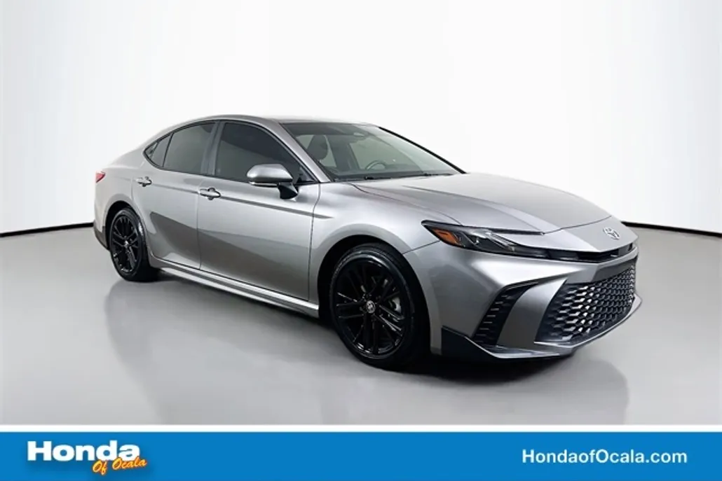 2025 Toyota Camry SE photo 1