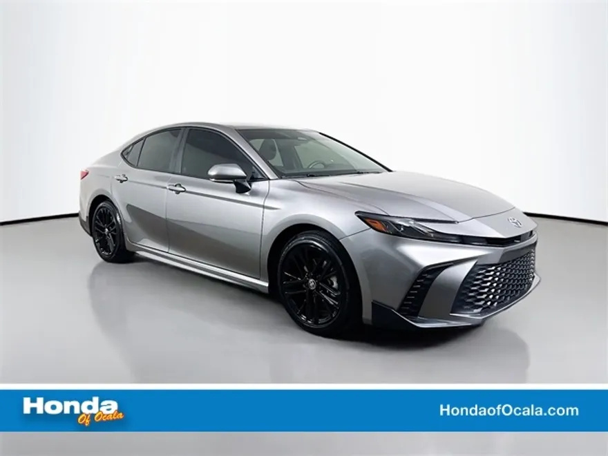 2025 Toyota Camry SE photo 1