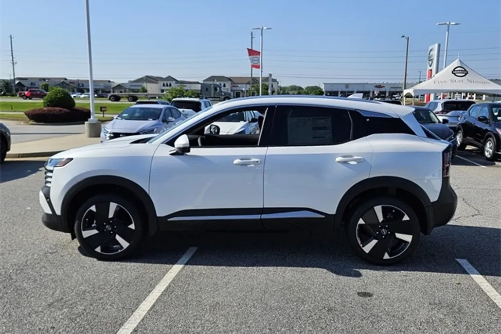 2025 Nissan Kicks SR photo 1