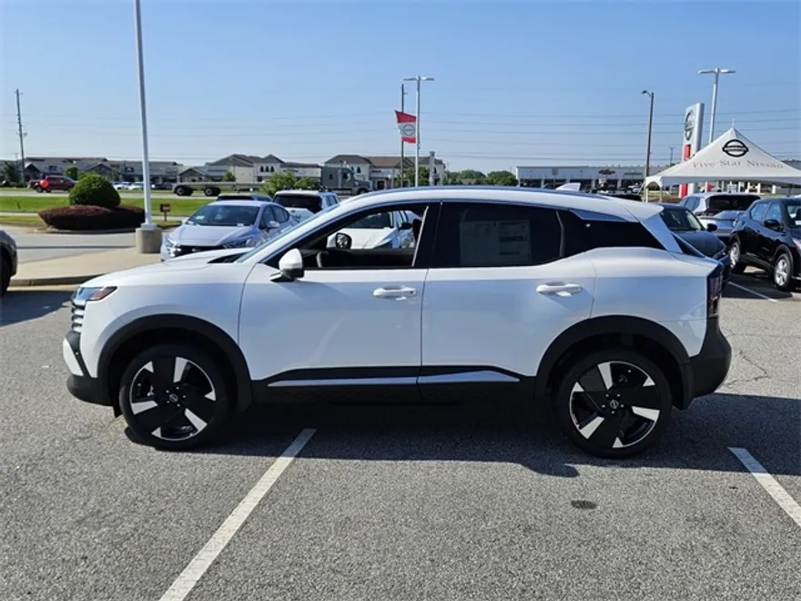2025 Nissan Kicks SR photo 1