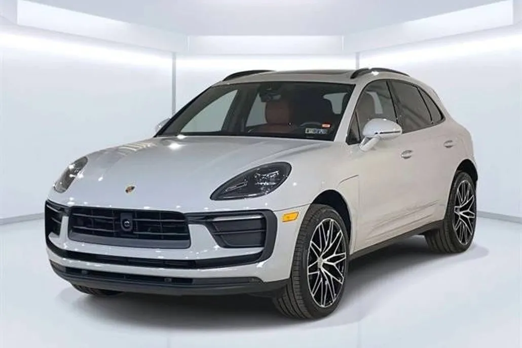 2025 Porsche Macan T photo 1