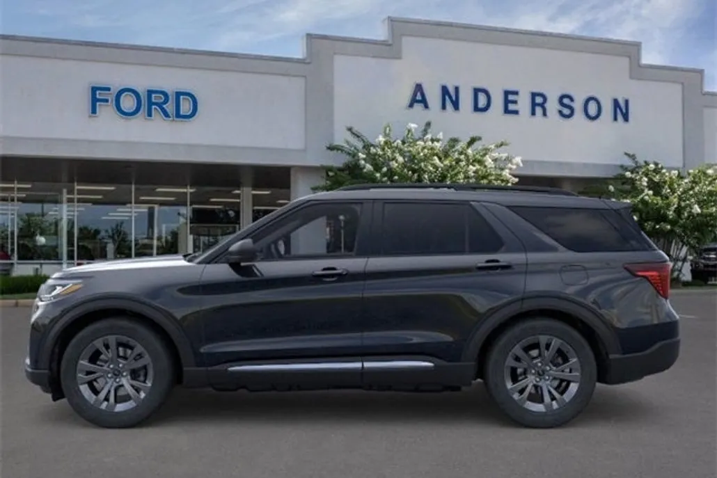 2025 Ford Explorer photo 1