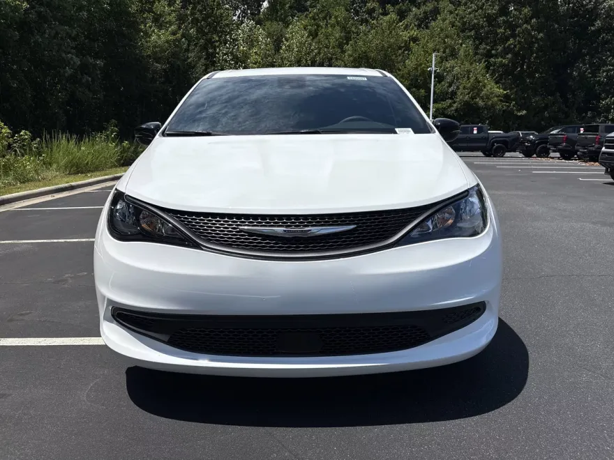 2026 Chrysler Voyager LX photo 1