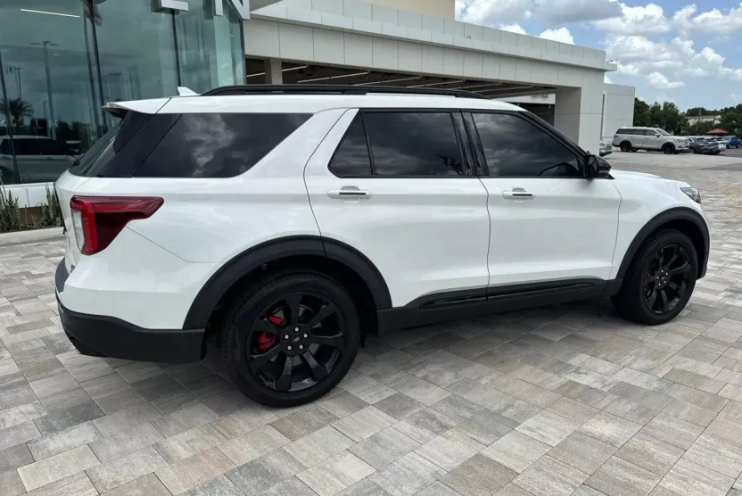 2022 Ford Explorer ST photo 1