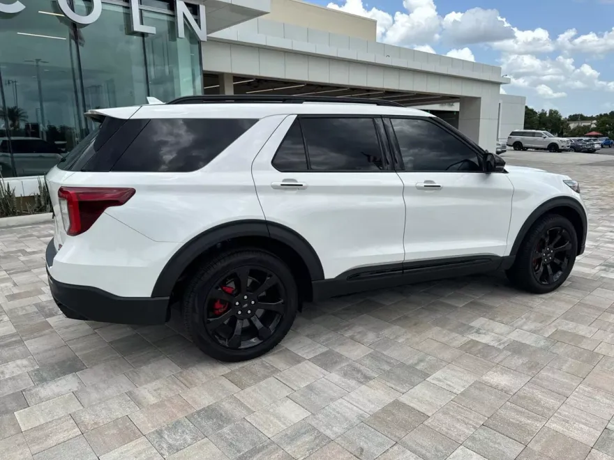 2022 Ford Explorer ST photo 1