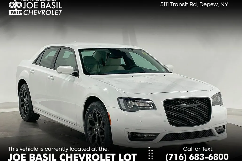 2023 Chrysler 300 Touring L photo 1