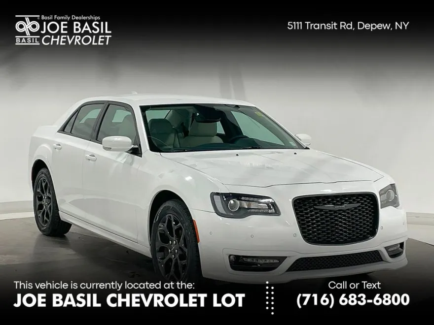 2023 Chrysler 300 Touring L photo 1