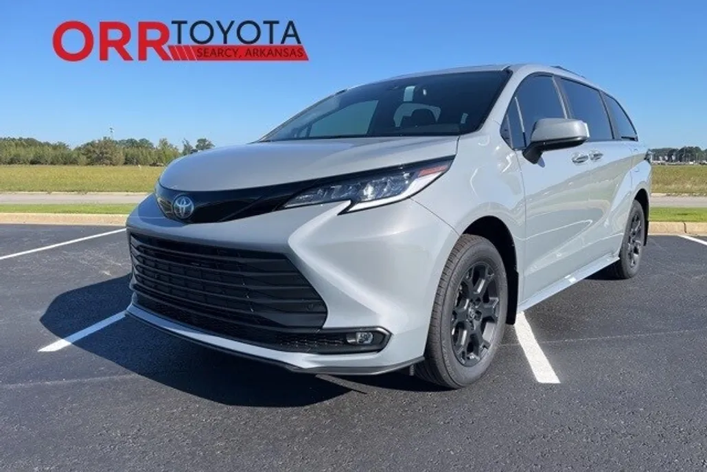 2025 Toyota Sienna Woodland Edition photo 1