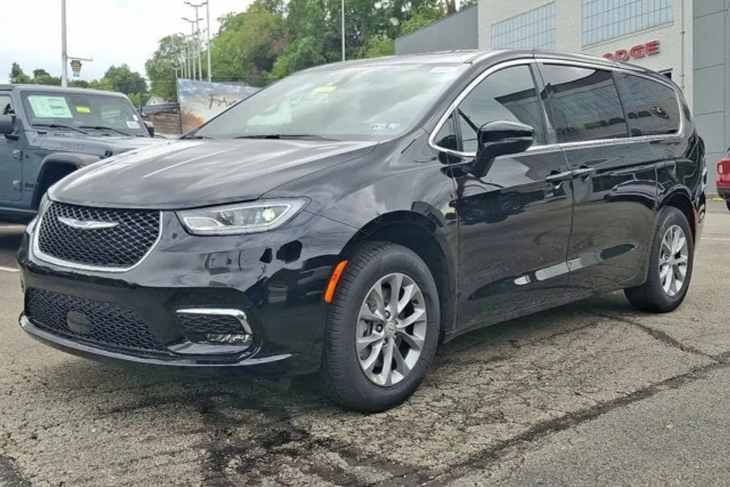 2026 Chrysler Pacifica photo 1