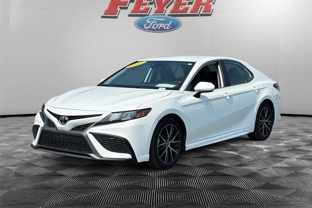 2023 Toyota Camry SE photo 1
