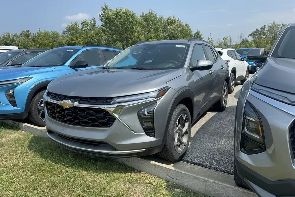 2025 Chevrolet Trax LT photo 1