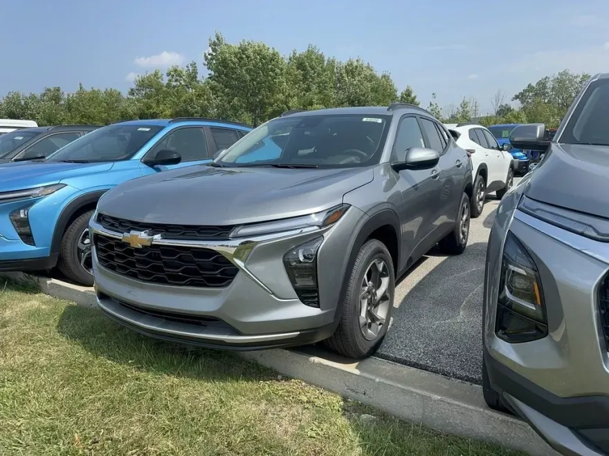 2025 Chevrolet Trax LT photo 1