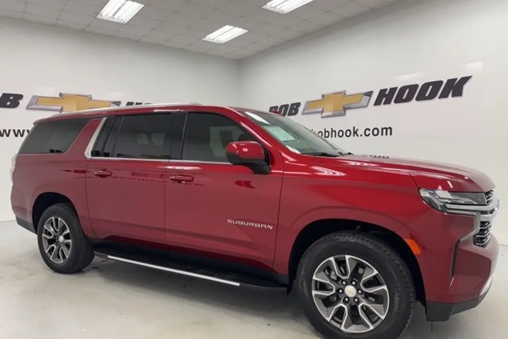 2023 Chevrolet Suburban LT photo 1