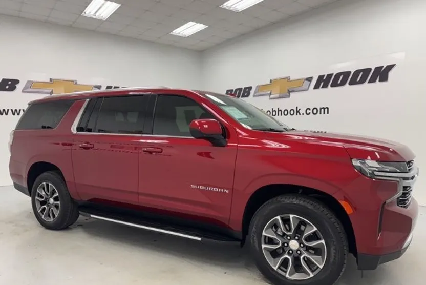 2023 Chevrolet Suburban LT photo 1