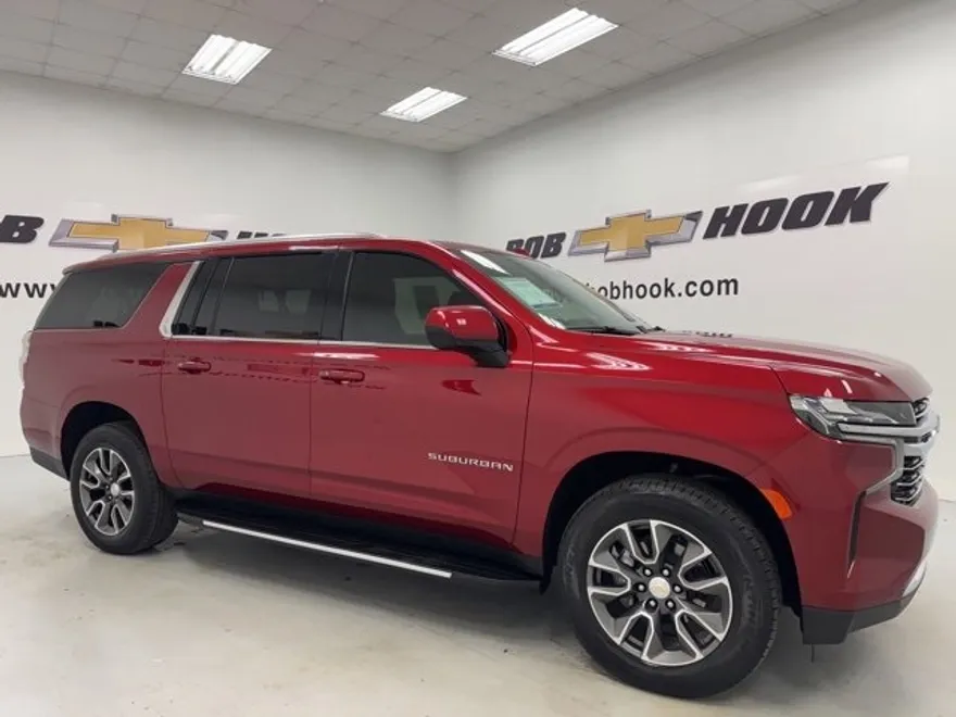 2023 Chevrolet Suburban LT photo 1